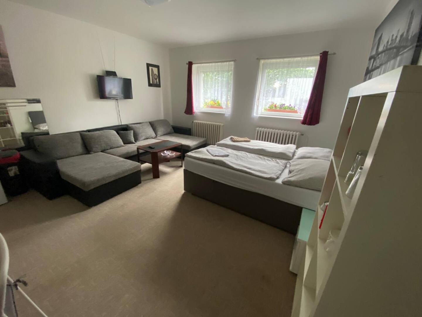 Homestay U Hanky Zdiby Exteriör bild